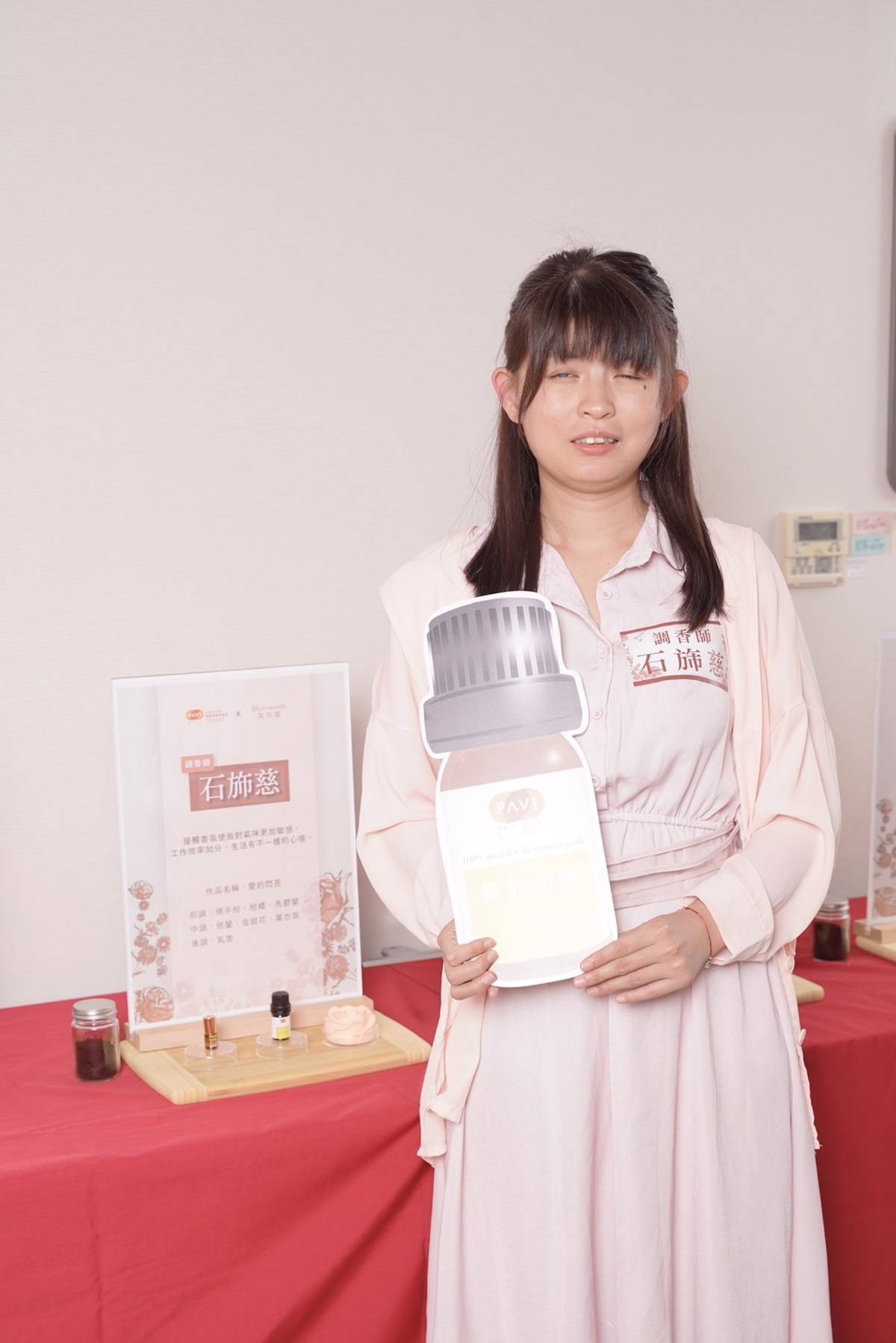 石旆慈「愛的閃亮」作品傳達溫暖、沉穩、靦腆笑容與關懷的感覺