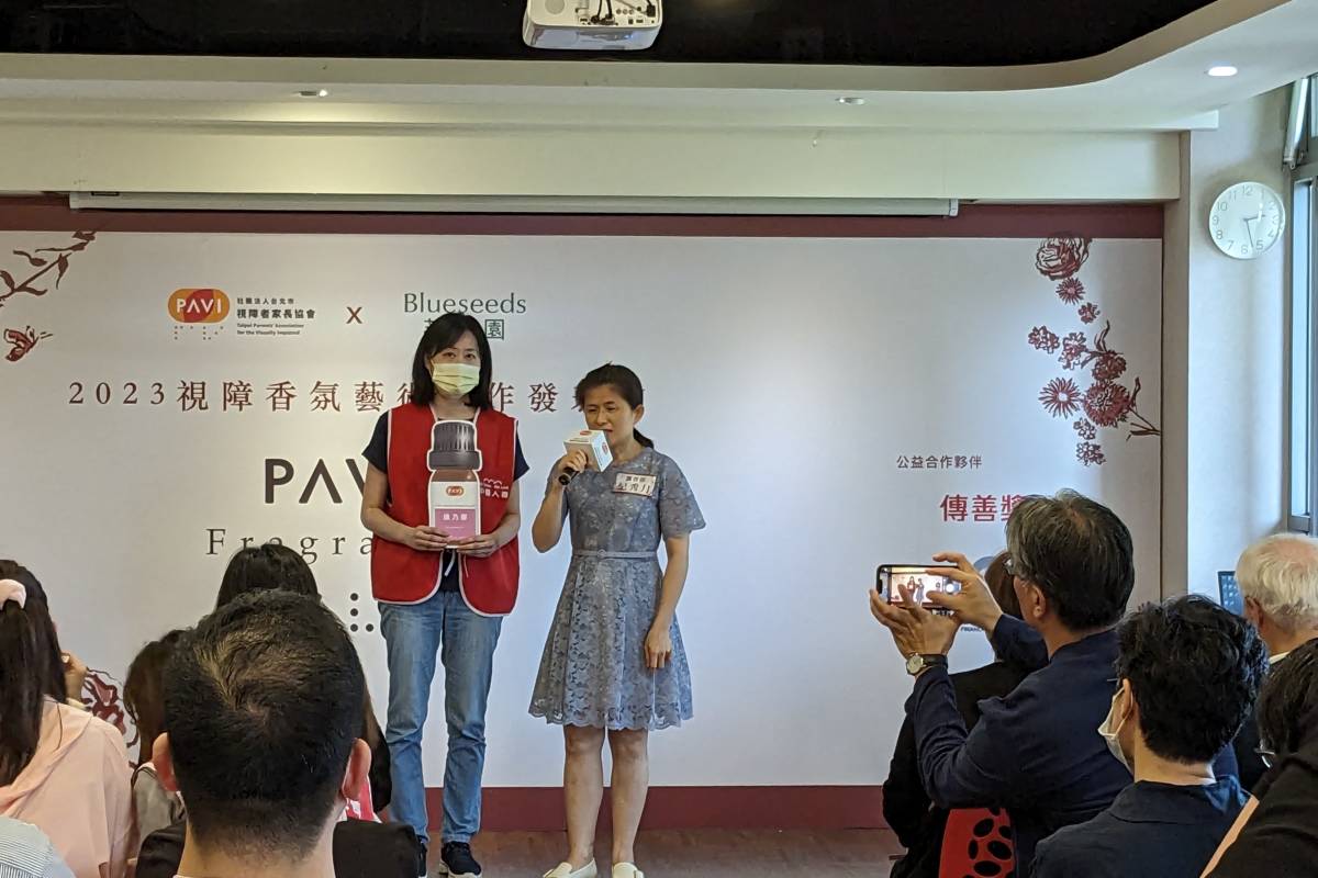 紀秀月上臺分享個人的生命經歷和作品理念