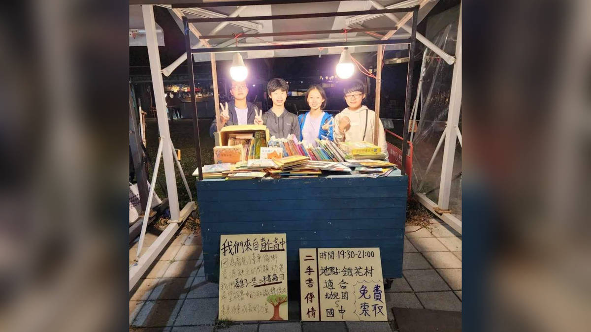 「書格拉底」團隊送書活動（照片由沈昕蓉提供）