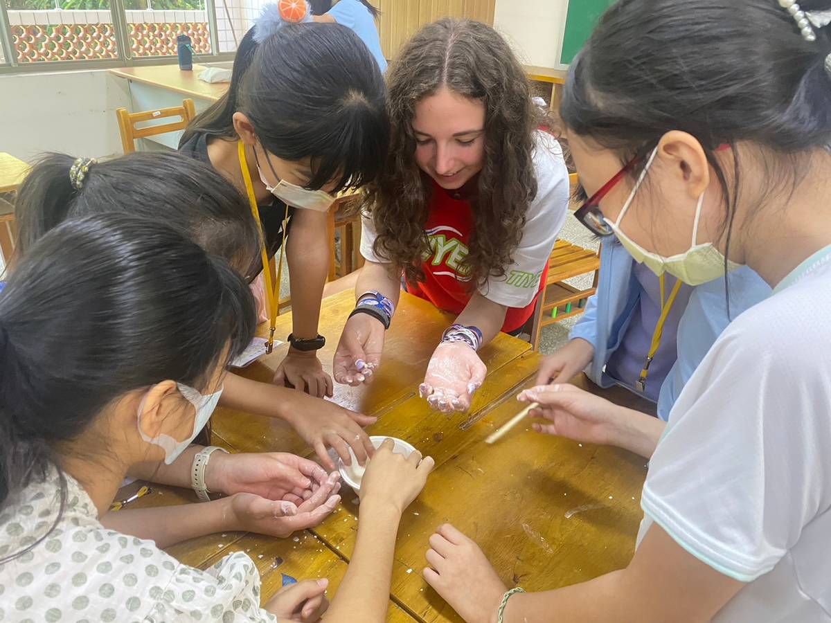 高中生帶領國小生製作科學實驗