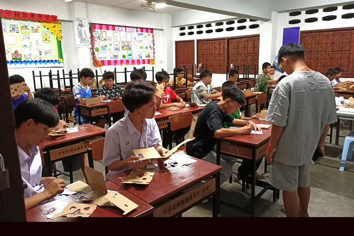 學生透過手作VR眼鏡感受虛擬實境的奧妙。(元智大學提供)