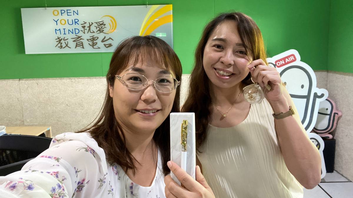 怡潔(右)非常樂於創作花藝作品且很有巧思