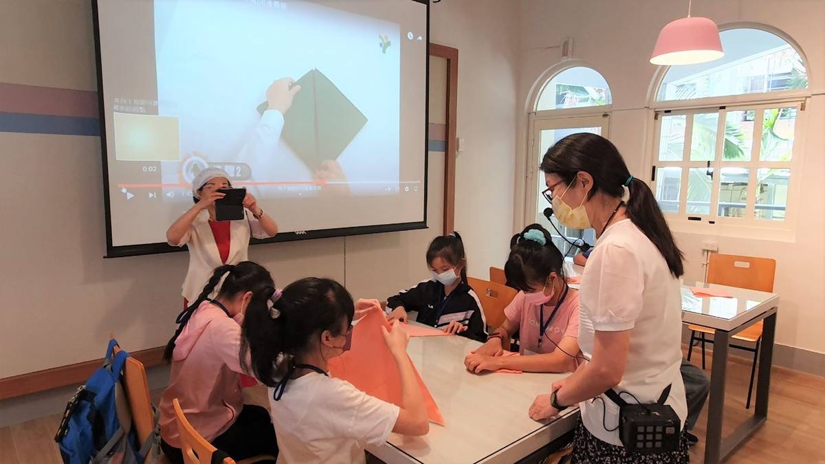 學生學習口巾折法的餐桌禮儀課程