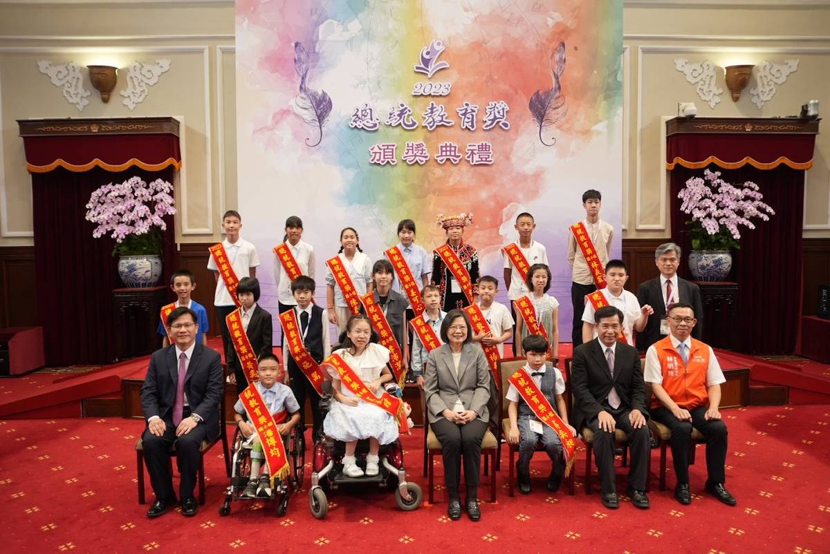 總統教育獎頒獎，蔡英文總統(中)與得獎同學合照。(教育部提供)