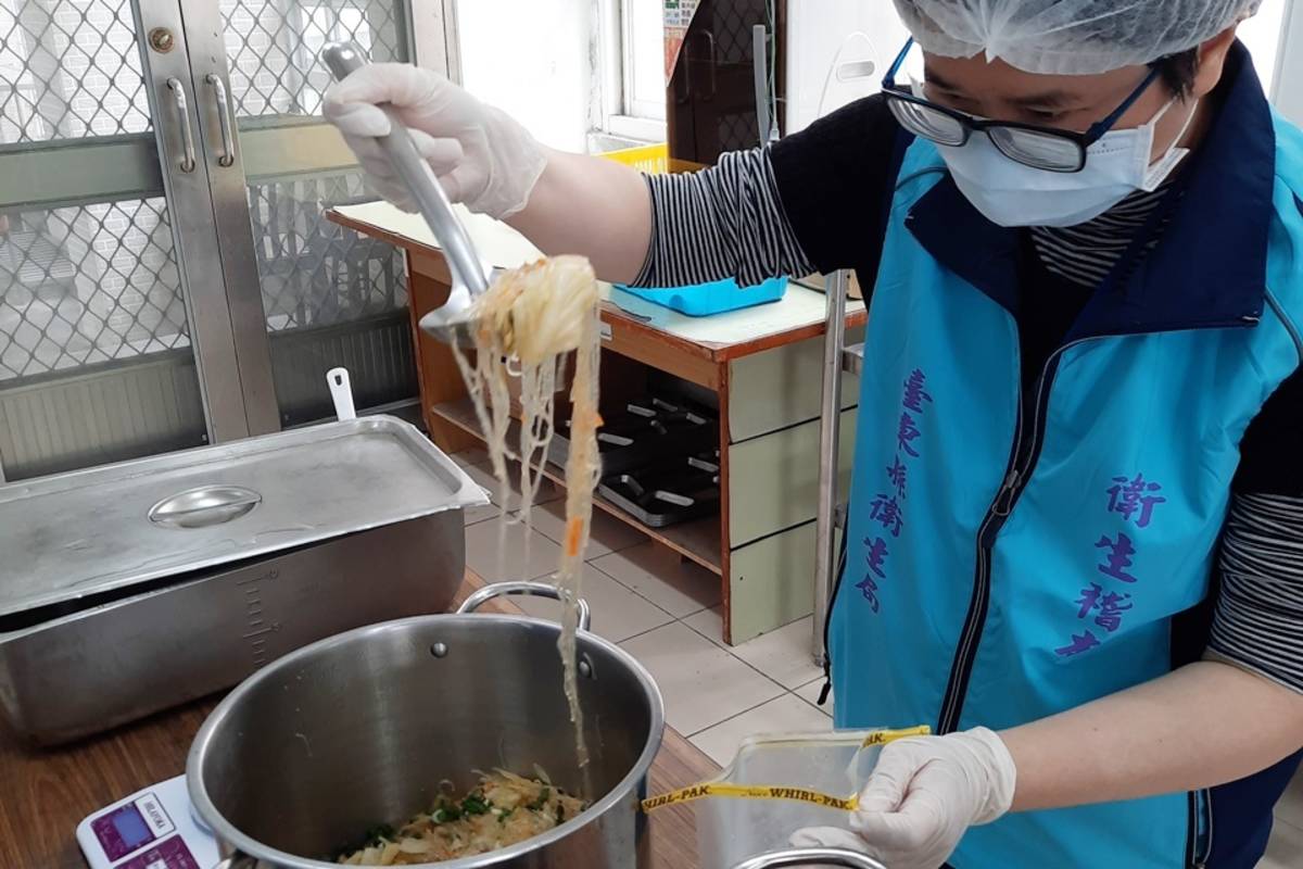 臺東縣衛生局針對縣內各國中小營養午餐及團膳業者進行稽查，檢驗結果皆合格。