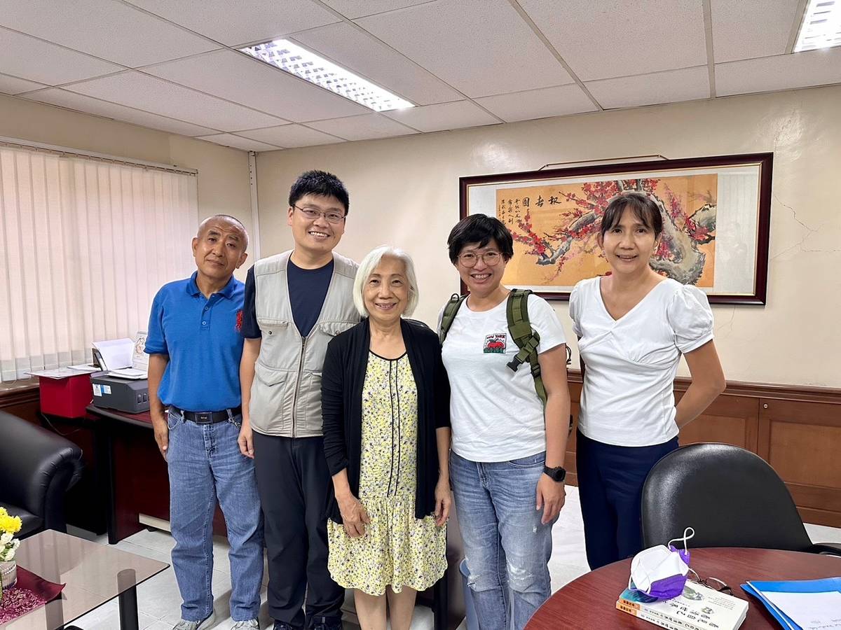 兩位講座在課後受邀至建基中學與傅念玉校長交流合影。左起:張謀老師、侯建州講座、傅念玉校長、陳思伶講座、李珮菁老師。

