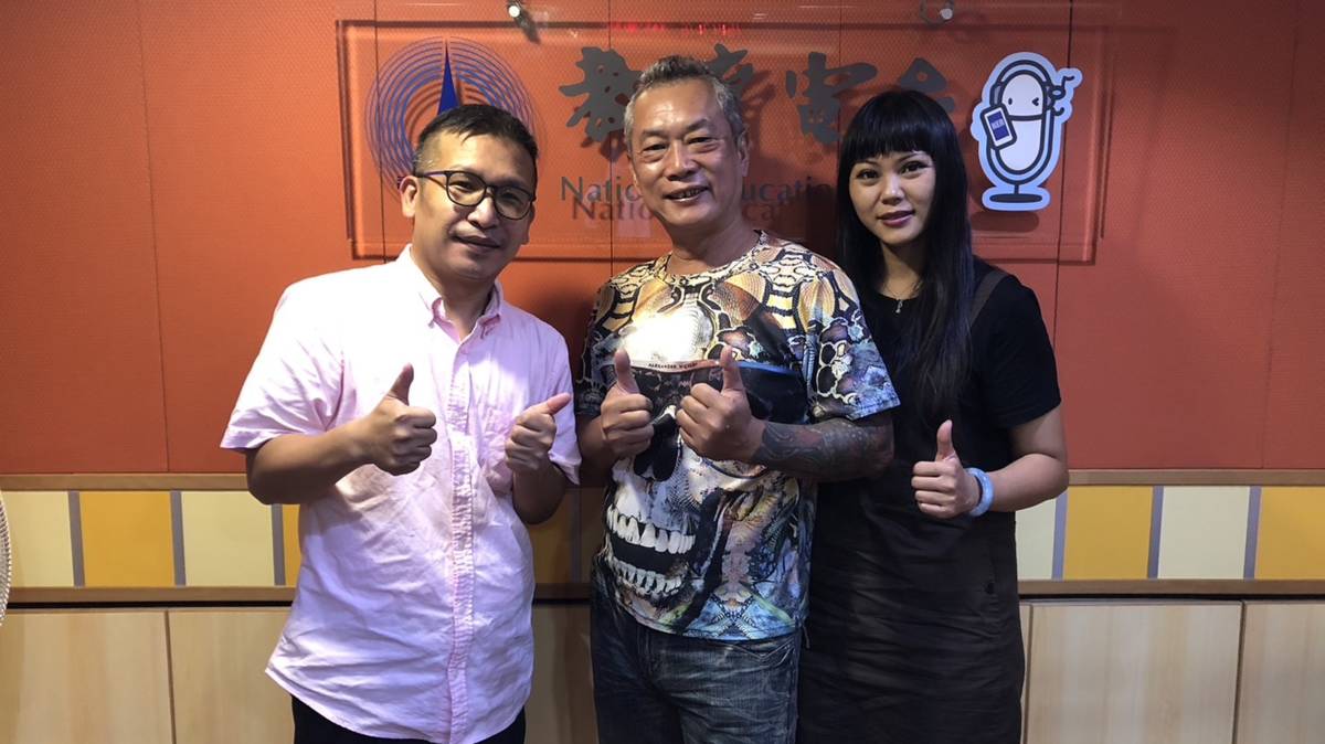 主持人白天(中)更生藝術家 楊逸 高雄市翠屏社區家庭托顧長照機構 長照護理師 黃慈暄
