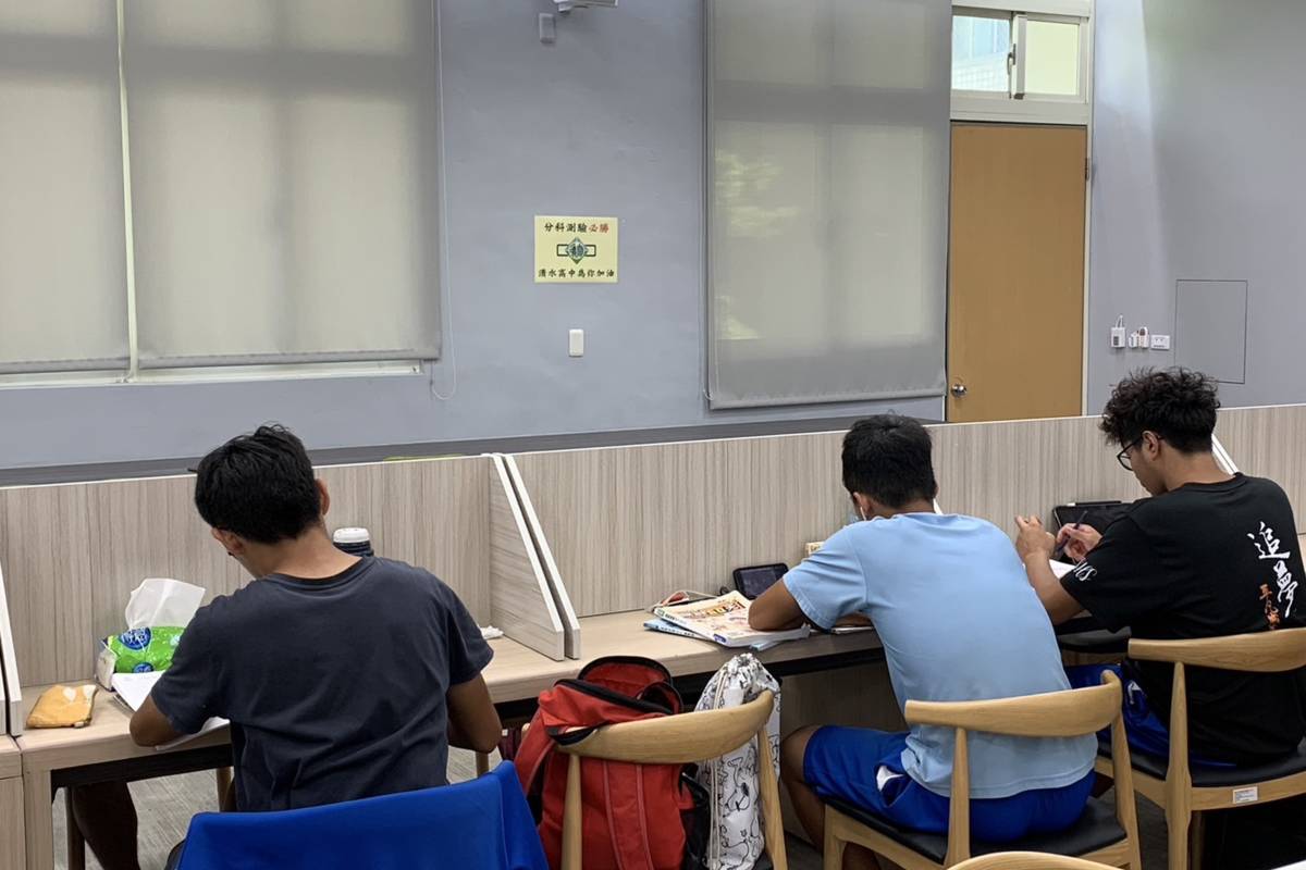 學生考分科測驗前加強複習