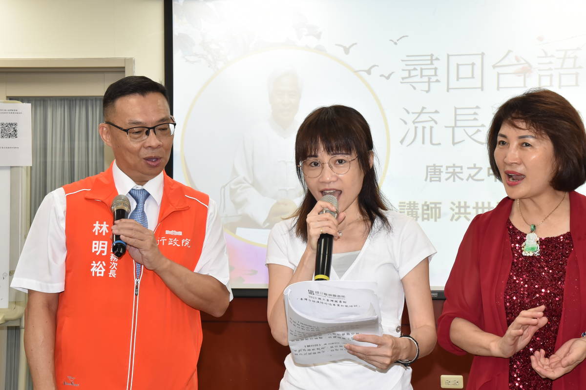 教育部政務次長林明裕(左)與學員一起吟唱。(國臺圖提供)