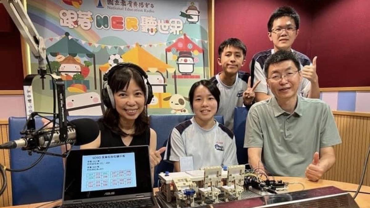 新北市南山中學張文昇老師帶領學生與主持人端端.JPG