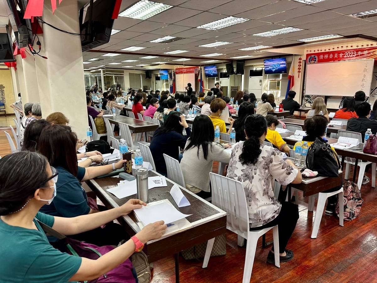 10日在馬尼拉華人區極具歷史意義的自由大廈，熱烈開幕，課程持續至14日