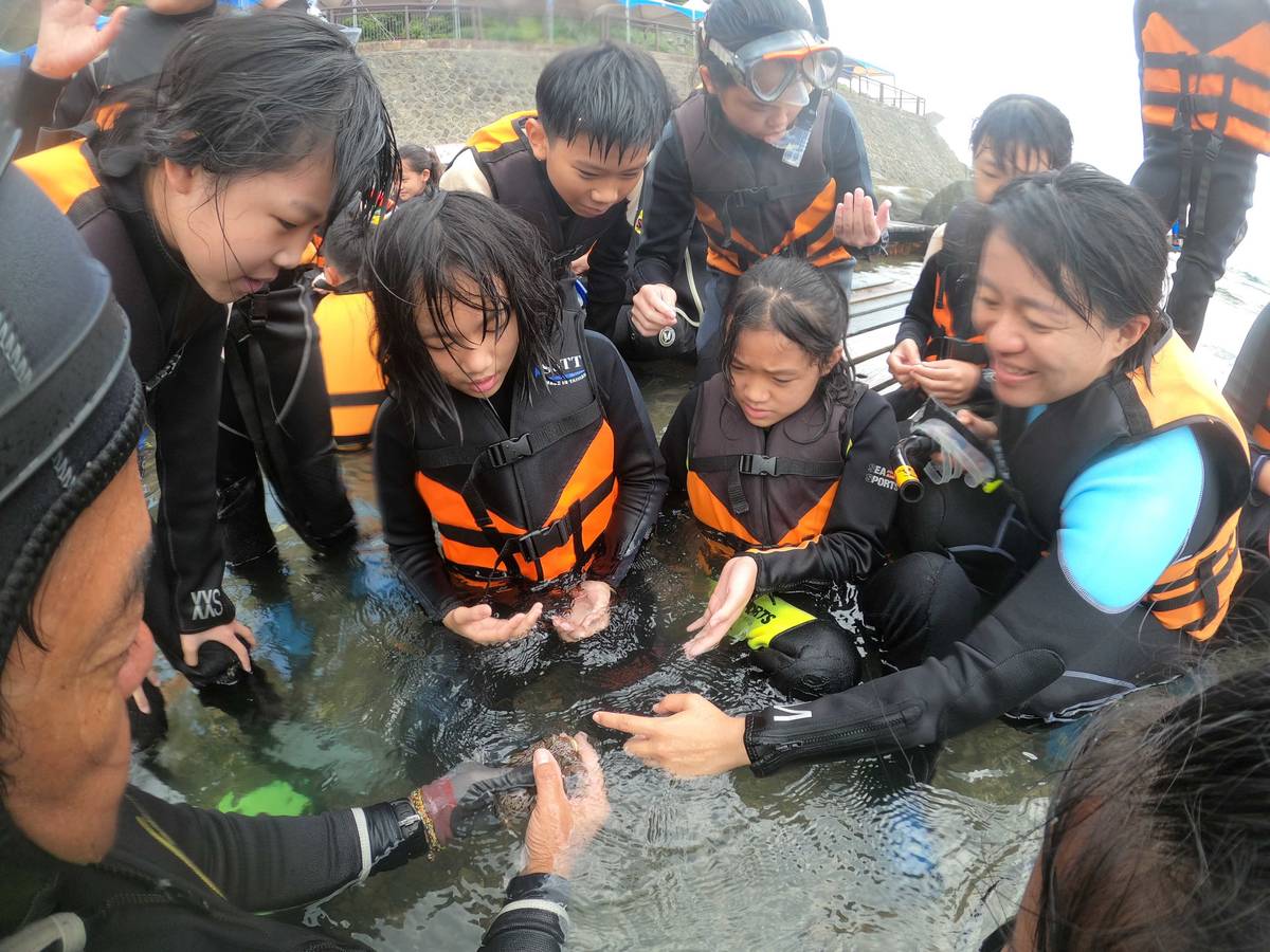 鼻頭國小辦理浮潛活動 認識海中生物