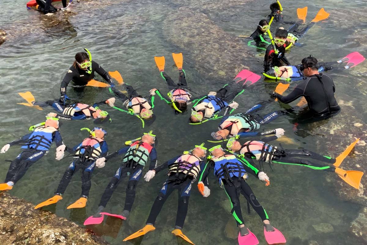 福連國小辦理浮潛活動 學童進行漂浮動作