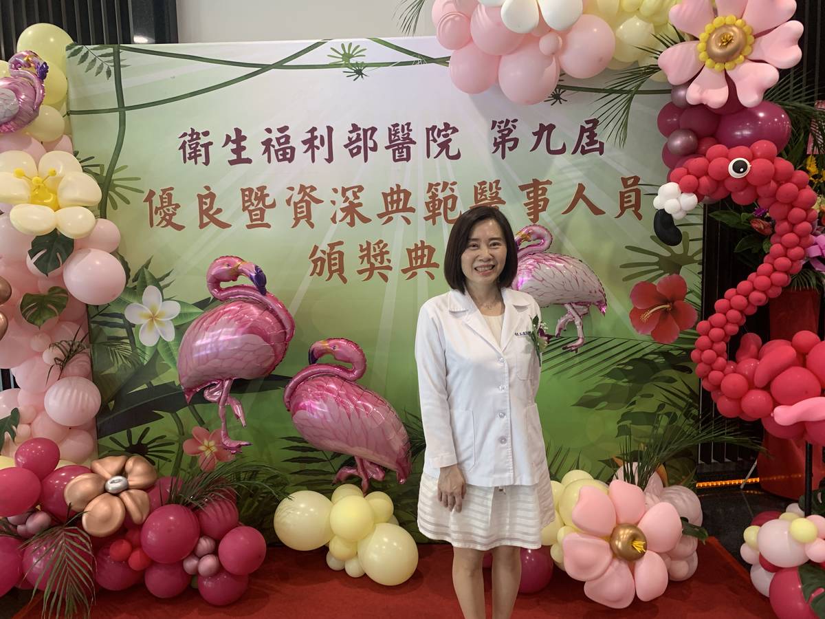 榮獲「資深典範獎」之一的是社工師陳重吟 長期在部立旗山醫院服務