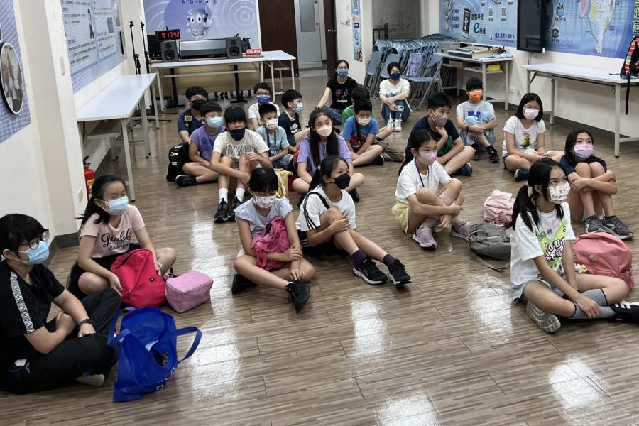 參訪學員仔細聆聽指持人簡報