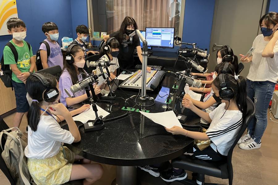 參訪學員實際參與錄音體驗