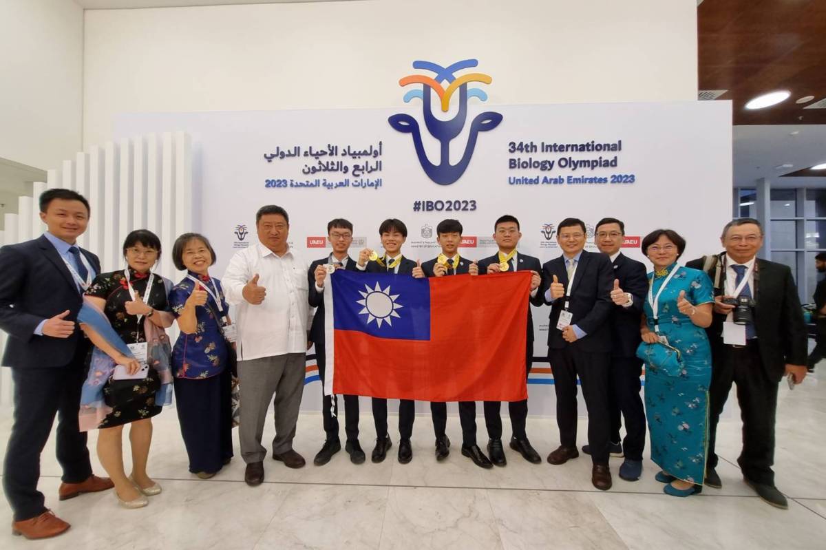 (左起)國教署薛承祐專門委員、周麗芬教師、蕭淑娟退休副教授、駐杜拜臺北商務辦事處張治平處長、李彥緯、郭宸彰、林軒名、王柏翔、江友中教授、林翰佳教授、楊奕玲教授、王穎退休教授
