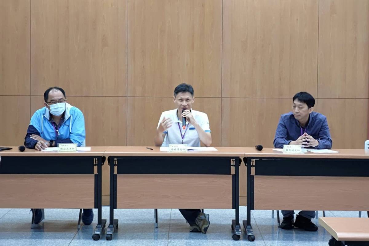 臺北市高中物理科教師群建中賴奕帆老師、陳泓志老師與松山高中蔡皓偉老師