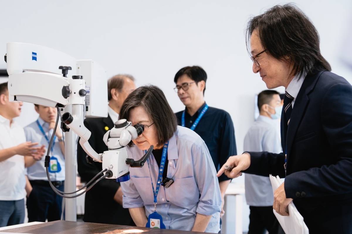 正修進駐內惟藝術中心 文物修護研究中心獲蔡總統肯定