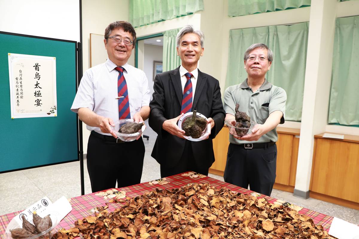 右至左：興大生技所曾志正教授、薛富盛校長、詹富智副校長