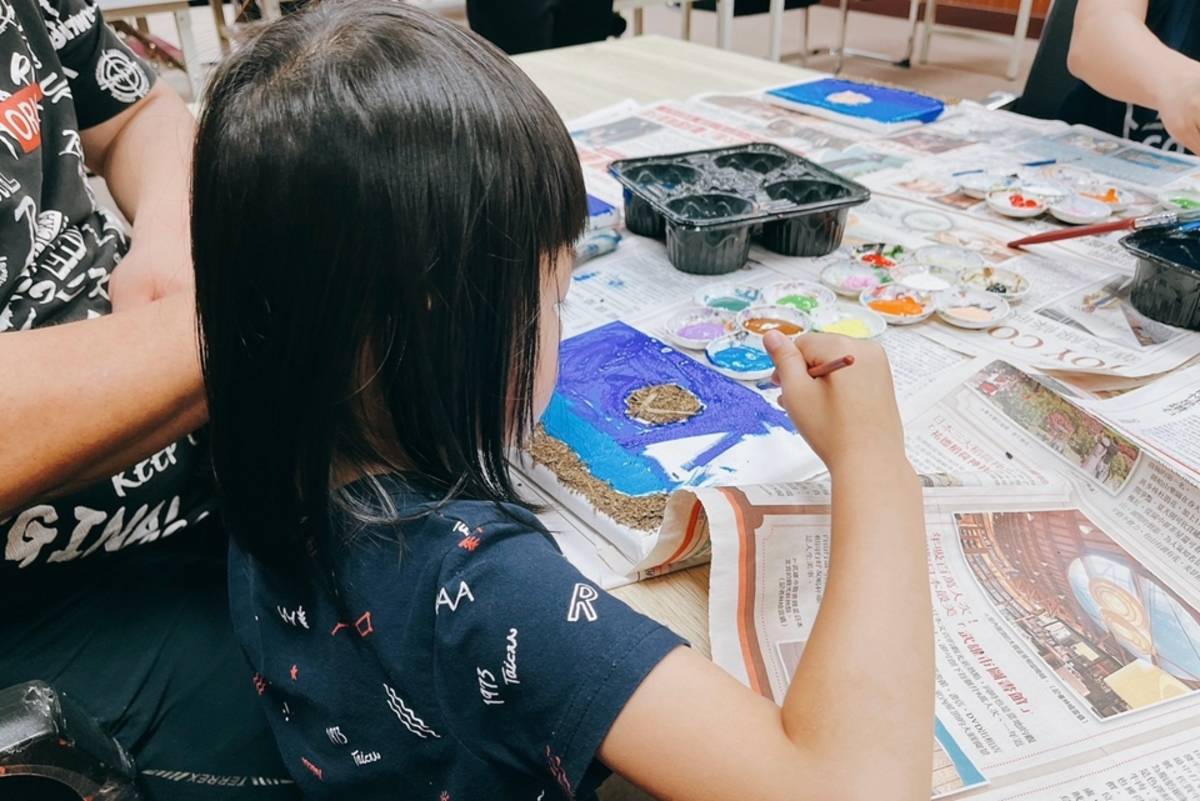 孩子運用海廢與牛糞創作