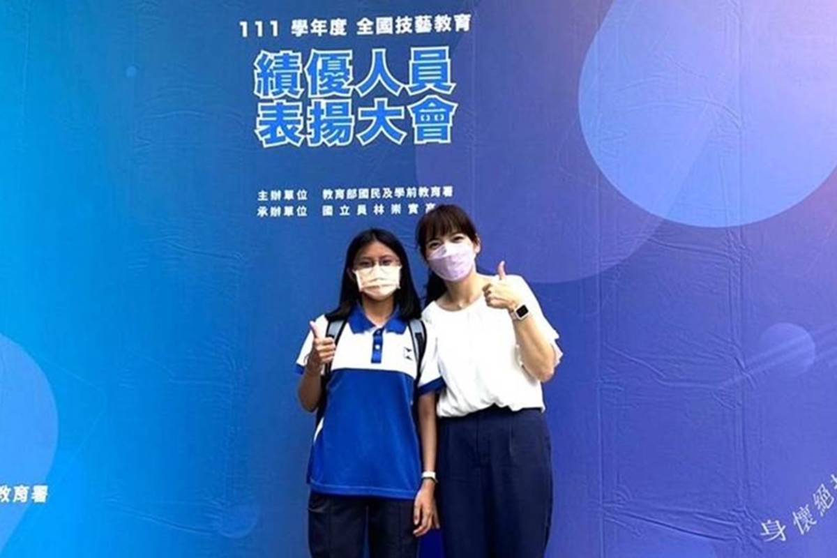 關山工商建築科學生洪意婷(左)、實習輔導處主任蔡瓊徵(右)獲選111學年度全國技藝教育績優人員。