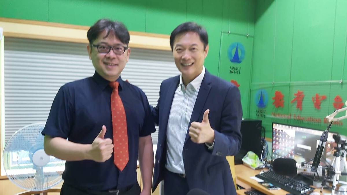 主持人李大華(右)專訪銘傳大學國際教育交流處副處長劉仁卿(左)

