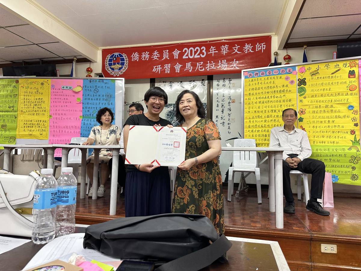 陳思伶講座頒發結業證書予嘉南中學林心影老師