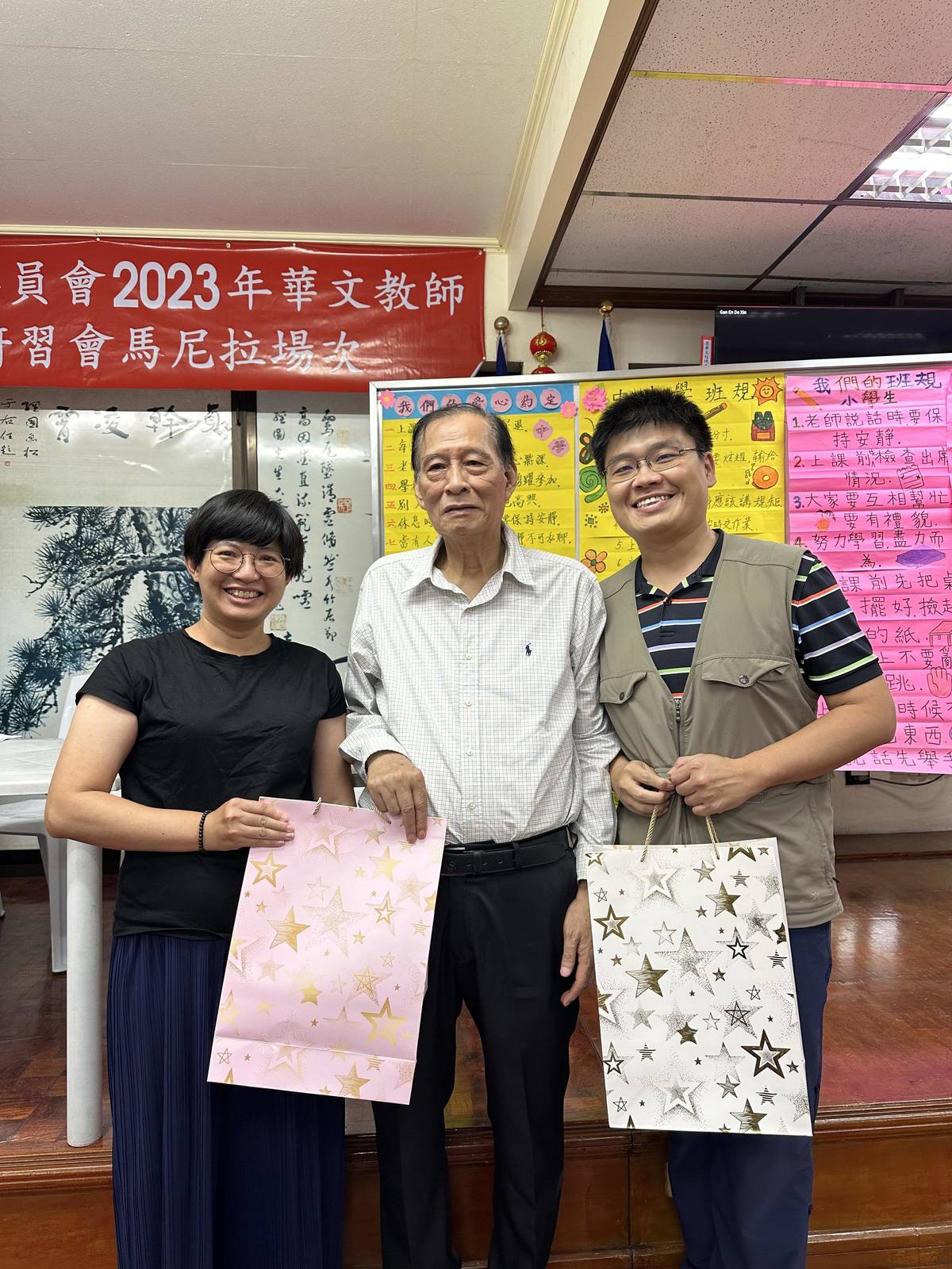 靈惠學院楊振炎總主任在結業式特地趕來參與並代表菲律賓華文學校聯合會致贈禮物給兩位講座