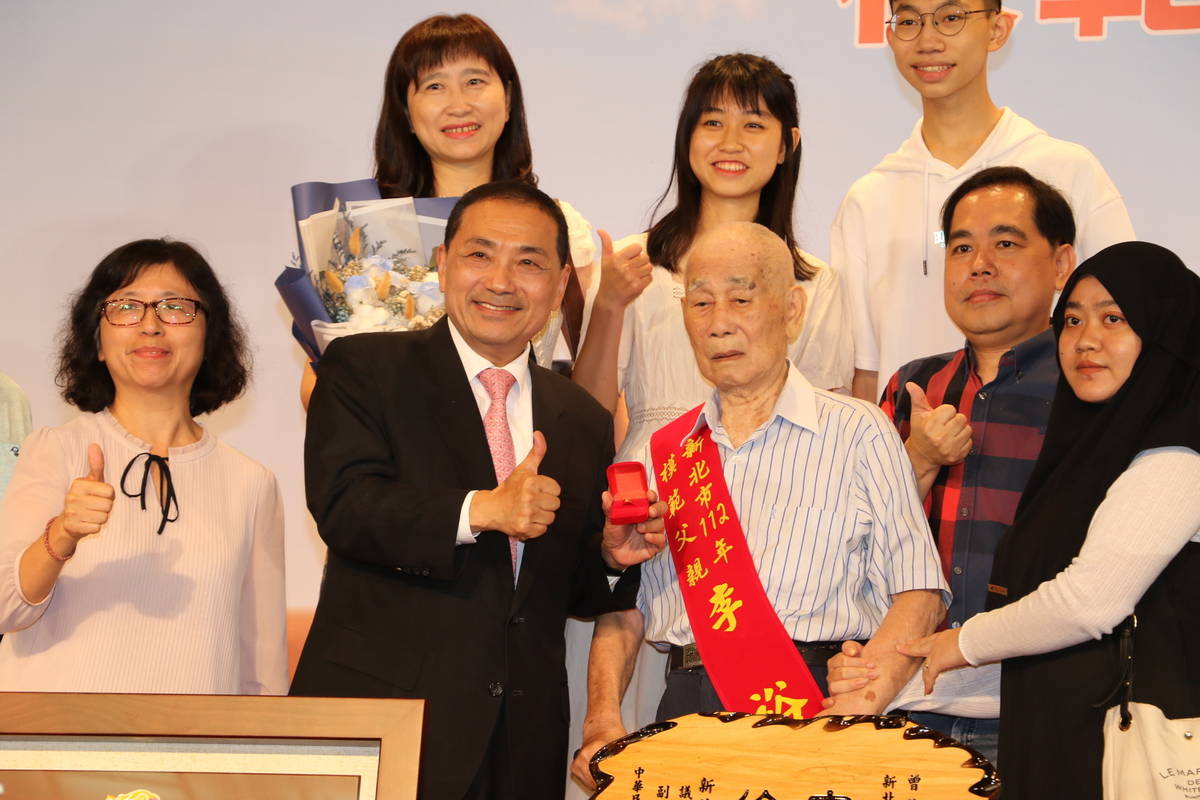 侯友宜表揚今年最年長的模範父親新莊區李裕，今年103歲