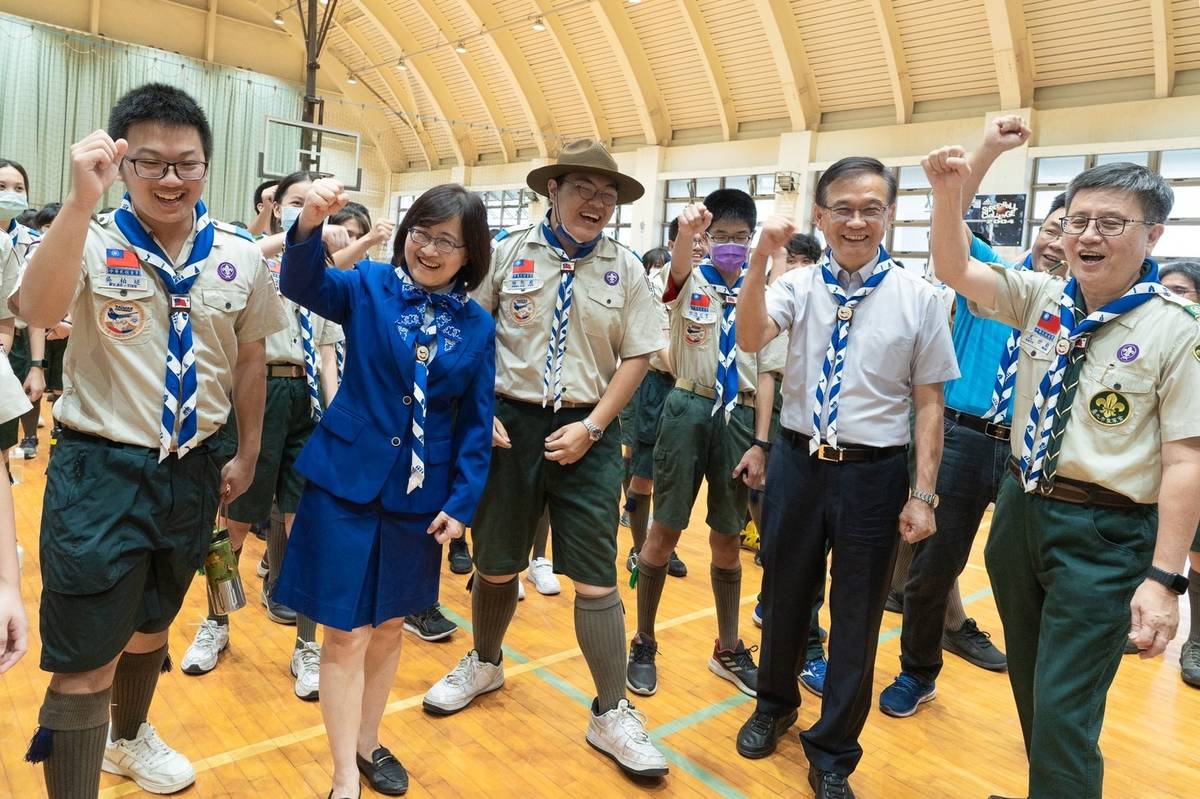 林副市長、湯局長與童軍們同歡呼展現活力勉勵青年參與國際活動