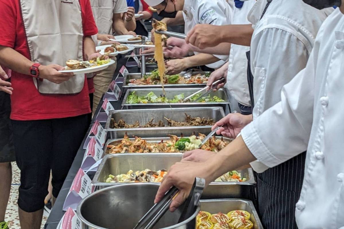 院生們選取自己喜歡的餐食