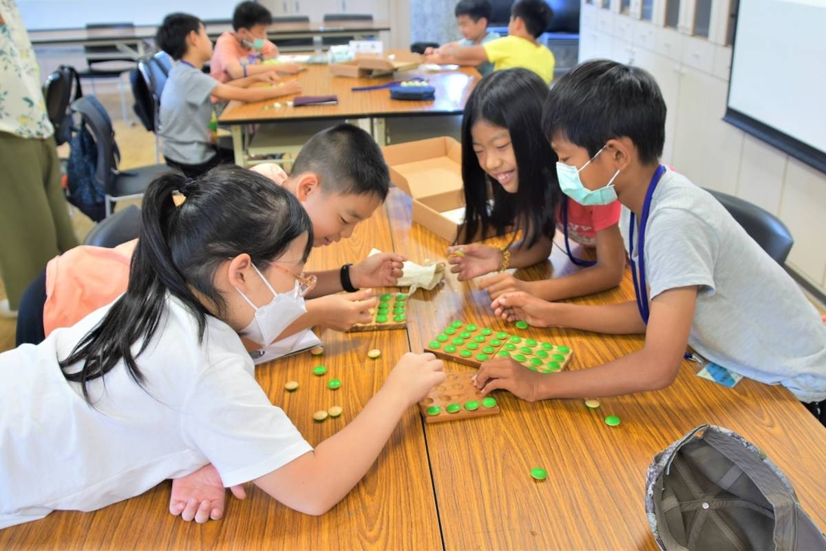 「木遊具手作減碳永續環教夏令營」運用模型玩疏伐遊戲，了解概念
