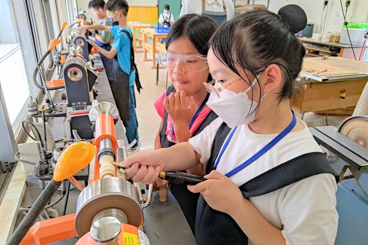 學員運用車床創作個性化木陀螺