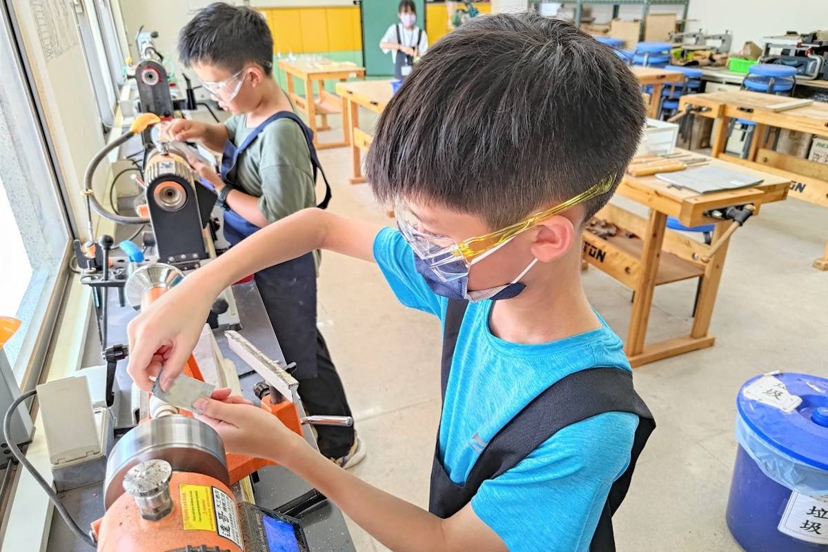 學員耐心打磨製成完美的作品