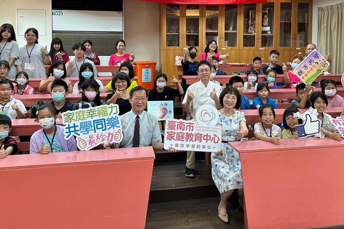 創意生活夏令營-開始囉學員開幕照-敏惠葉至誠校長(中左)_家教中心張冰嫈主任(中右)
