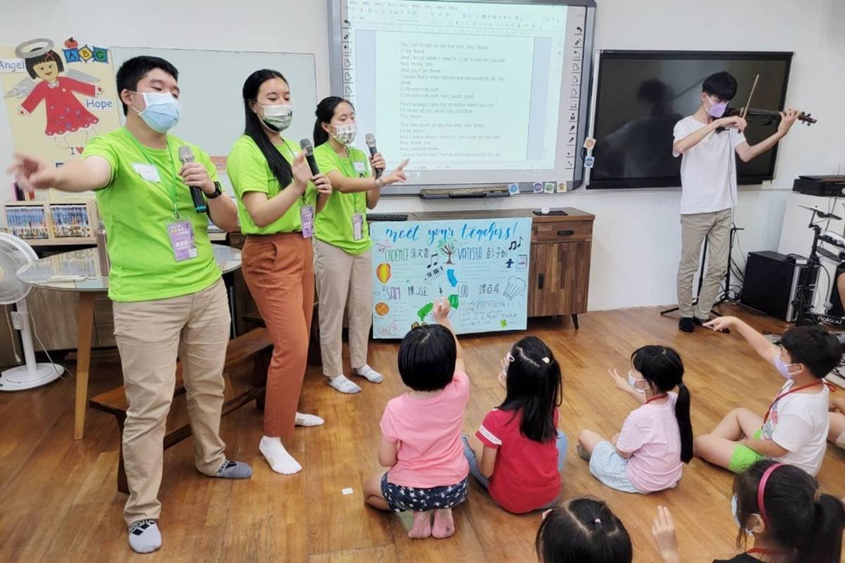 寶桑國小辦理海外青年英語服務營，今(17)日起展開為期2週的全英語學習，由僑委會甄選的海外華裔青年志工與小朋友相見歡。