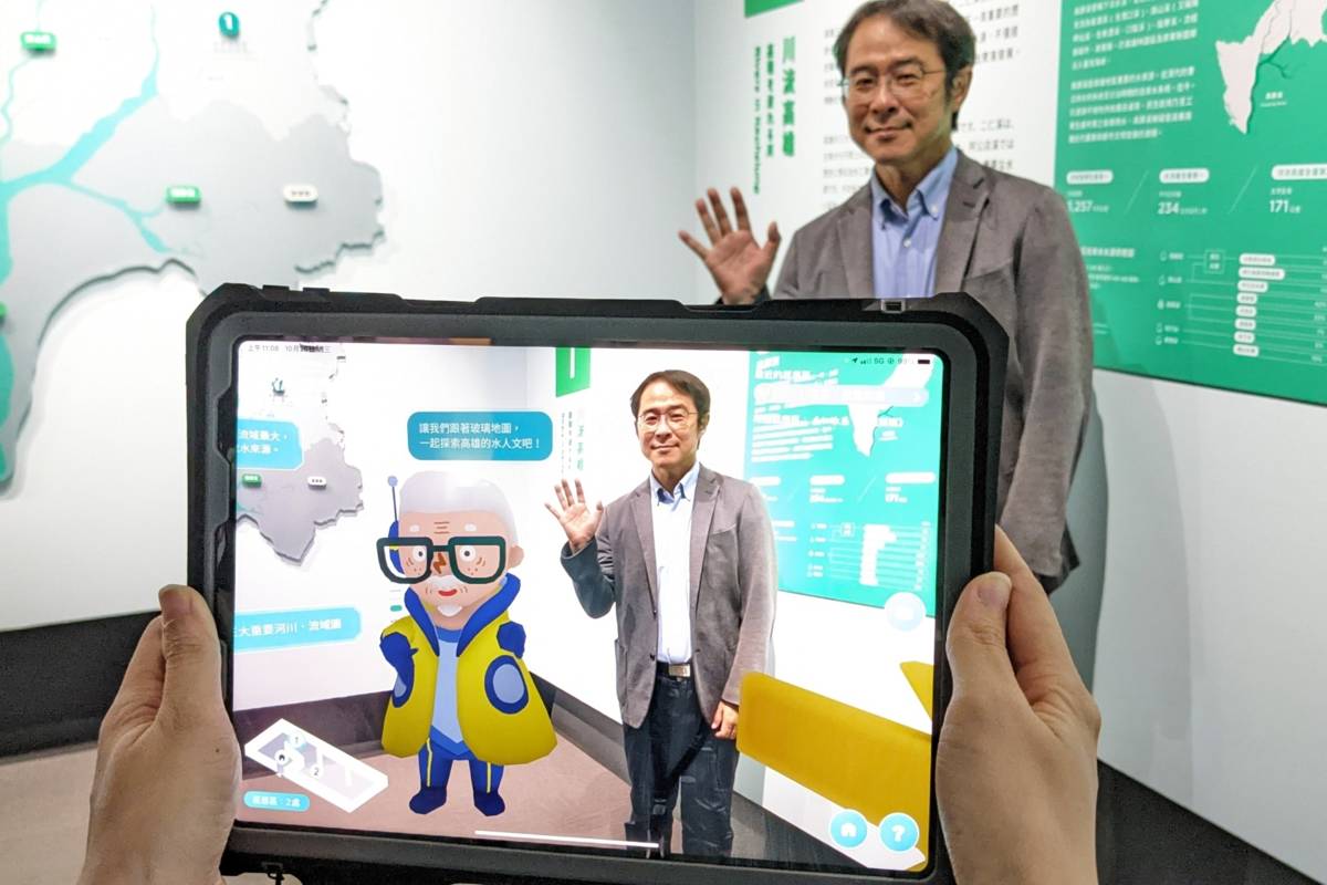5GXR導覽系統還可與「高史伯」合影。(高史博提供)