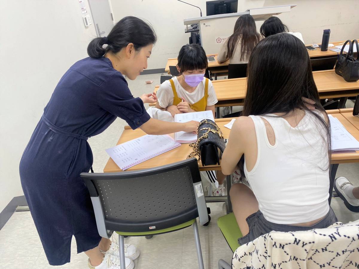 韓籍教師細心指導稻江護家學生