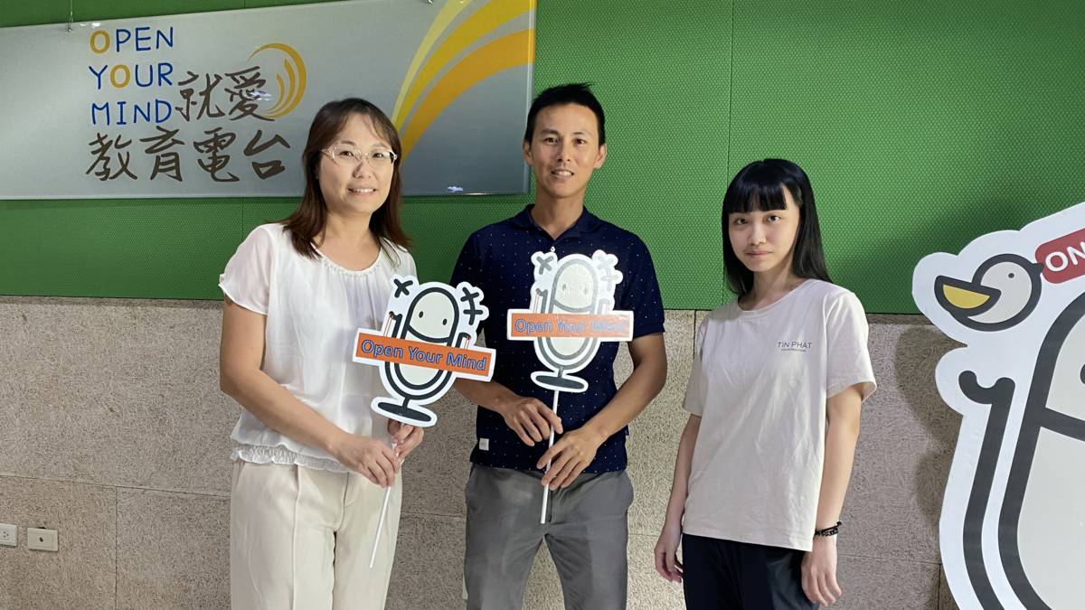 晞品果園青農陳致嘉(中)以有機方式種植出高品質紅龍果