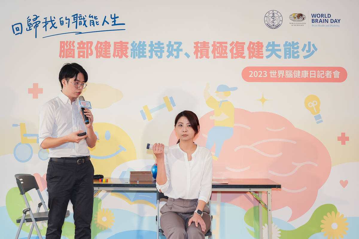 台北榮民總醫院許庭嘉及李昀珊職能治療師分享職能復健基本動作