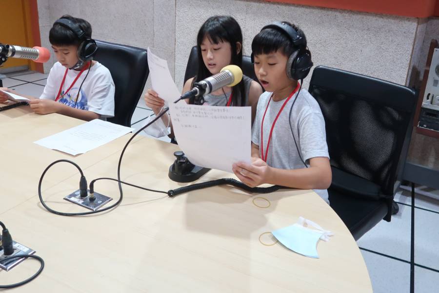 分組進錄音室錄製廣播劇。