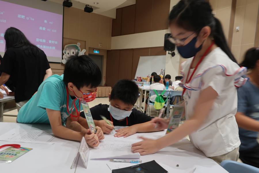 各組運用一整天所學的閩、客語腦力激盪創作廣播劇本。