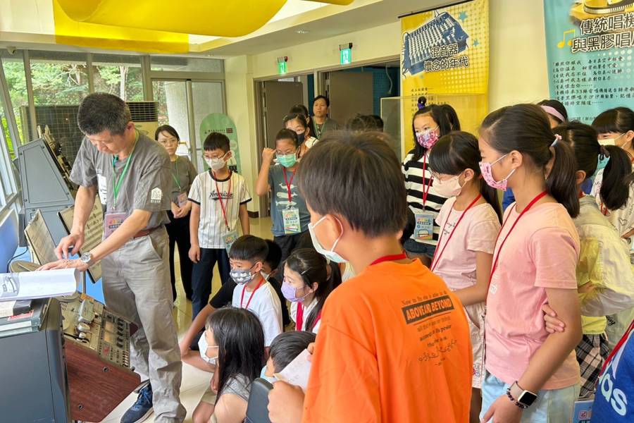 學員們參觀電台認識早期的廣播設備。