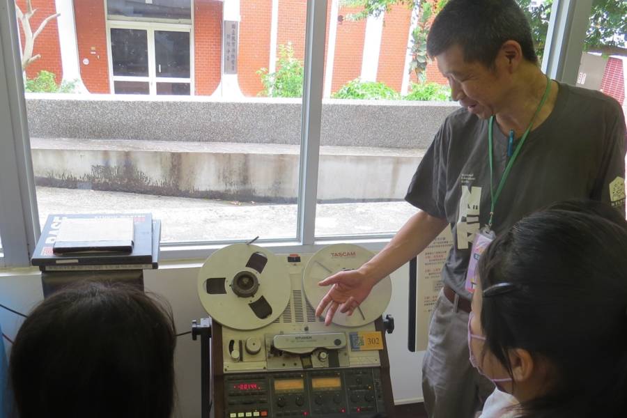 學員們參觀電台認識早期的廣播設備。