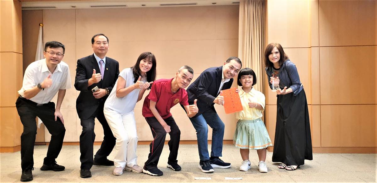新北高中吳于嫣(右2)獻獎予侯友宜市長(右3)，侯市長致贈滿願獎金