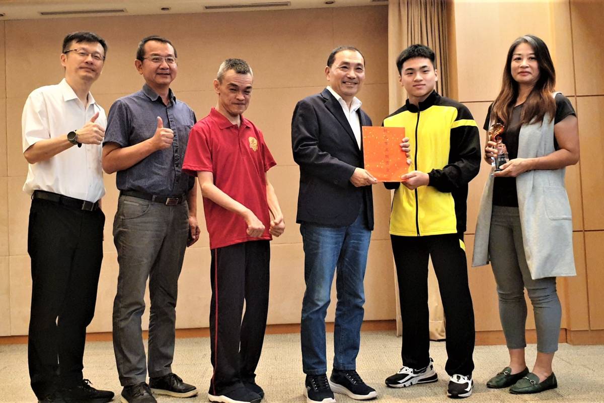 三重高中莊佳龍(右2)獻獎予侯友宜市長(右3)，侯市長致贈滿願獎金