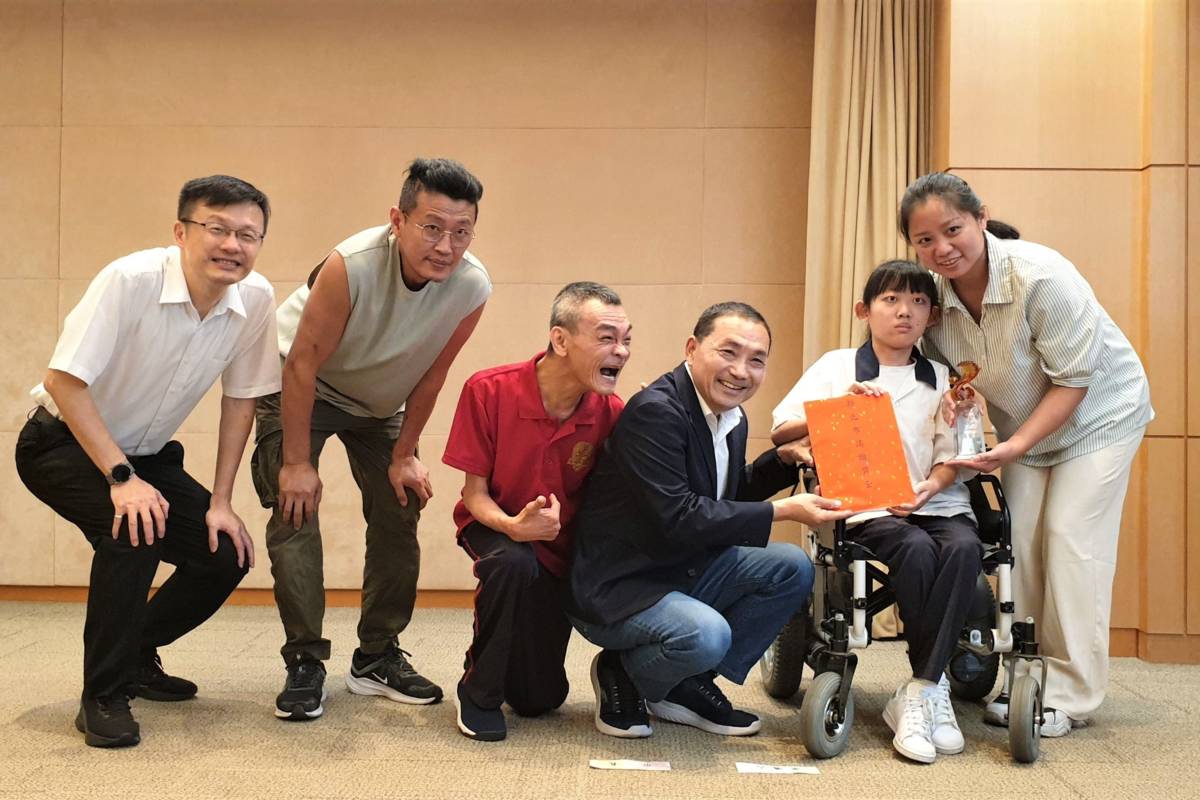 汐止國中楊薰絜宸(右2)獻獎予侯友宜市長(右3)，侯市長致贈滿願獎金
