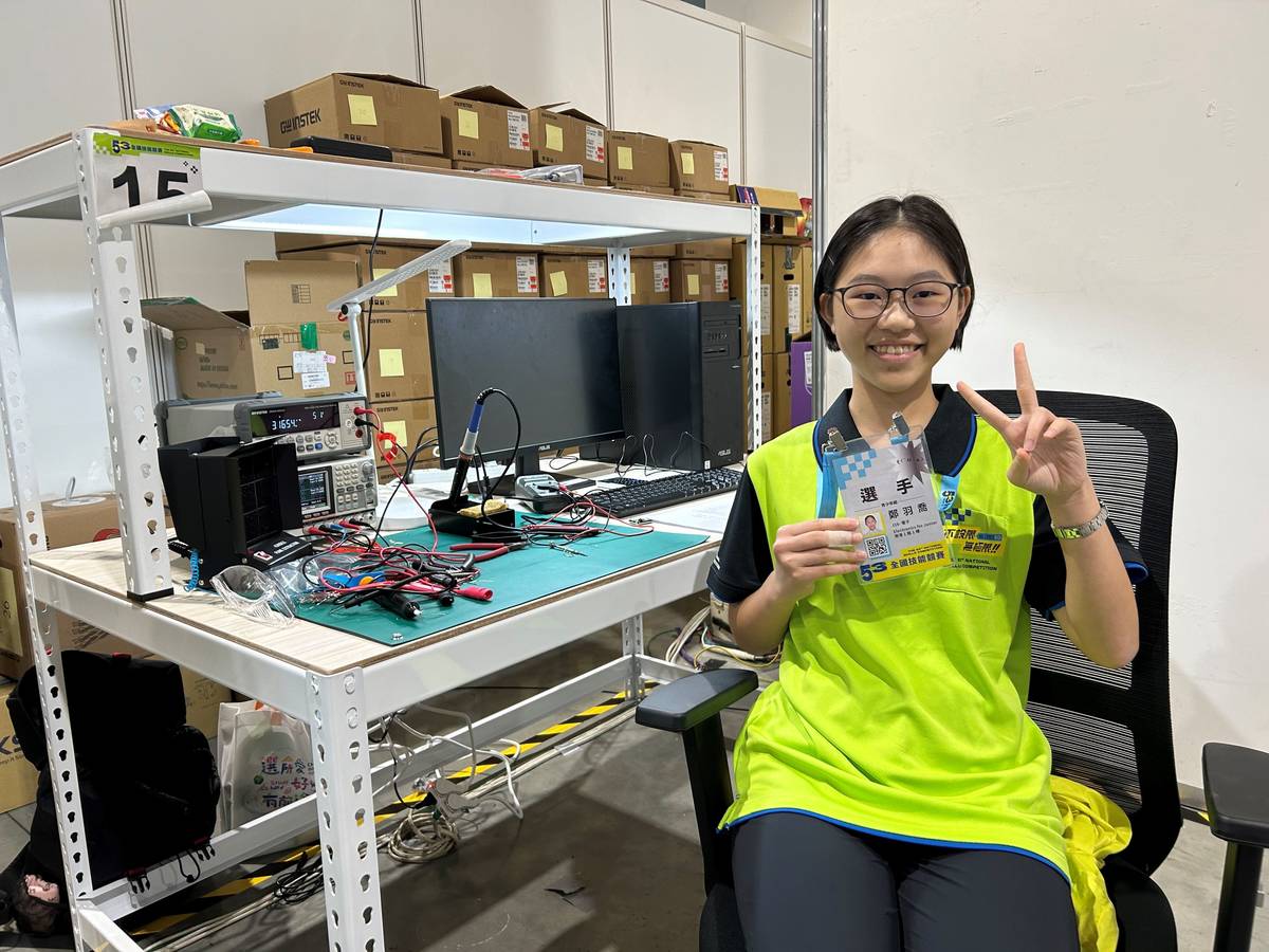 林口國中學生鄭羽喬獲得青少年組電子銀牌