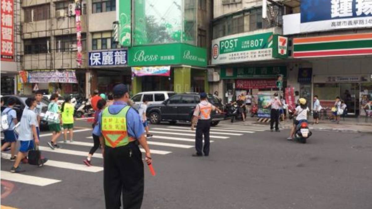 陽明國中導護志工守護學生上下學安全